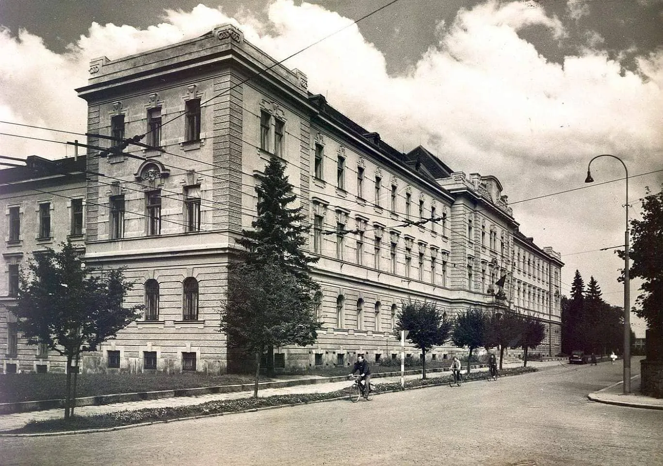 Soudní budova z 50.let minulého století bez textu.jpg